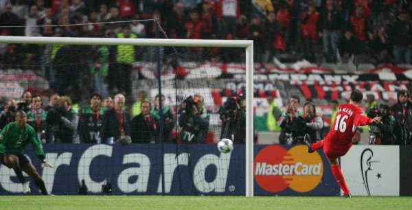 ISTANBUL, TURKEY - WEDNESDAY, MAY 25th, 2005: Liverpool's Dietmar Hamann scores the first penalty of the shoot-out against AC Milan during the UEFA Champions League Final at the Ataturk Olympic Stadium, Istanbul. (Pic by David Rawcliffe/Propaganda)