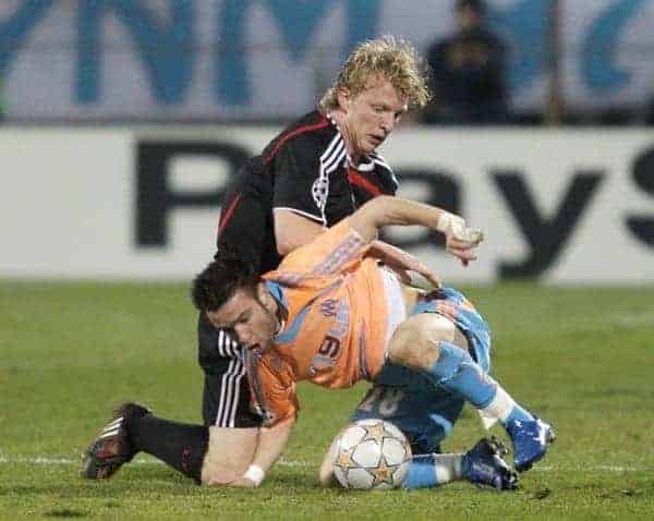 MARSEILLE, FRANCE - Tuesday, December 11, 2007: Liverpool's Dirk Kuyt and Olympique de Marseille's Mathieu Valbuena during the final UEFA Champions League Group A match at the Stade Velodrome. (Photo by David Rawcliffe/Propaganda)