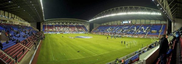 WIGAN, ENGLAND - Monday, March 8, 2010: Liverpool prepare to take on Wigan Athletic on a newly relaid picth during the Premiership match at the DW Stadium. (Photo by David Rawcliffe/Propaganda)