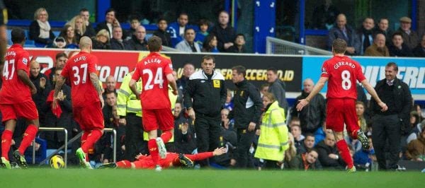 LIVERPOOL, ENGLAND - Sunday, October 28, 2012: Liverpool's Luis Alberto Suarez Diaz dives in front of Everton's manager David Moyes after scoring the opening goal during the 219th Merseyside Derby match at Goodison Park. Moyes had criticised Suarez earlier in the week accusing him of diving. (Pic by David Rawcliffe/Propaganda)