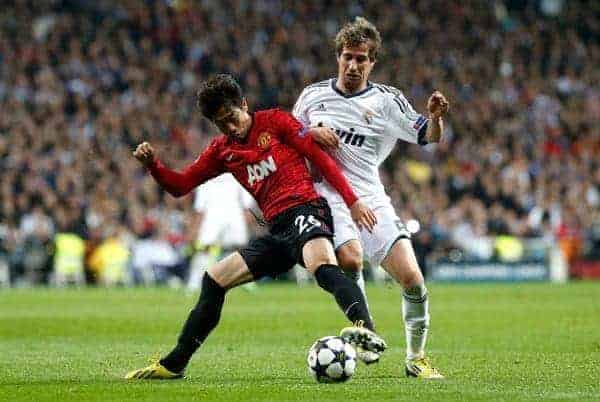 13.02.2013, Estadio Santiago Bernabeu, Madrid, ESP, UEFA CL, Real Madrid vs Manchester United, Achtelfinale, Hinspiel, im Bild Real Madrid's Fabio Coentrao (r) and Manchester United's Shinji Kagawa // during UEFA Champions League knockout round 1st leg match between Real Madrid and Manchester United at the Estadio Santiago Bernabeu, Madrid, Spain on 2013/02/13. EXPA Pictures © 2013, PhotoCredit: EXPA/ Alterphotos/ Alex Cid-Fuentes