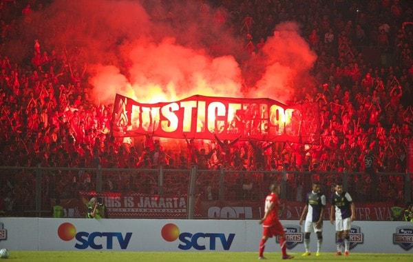 JAKARTA, INDONESIA - Saturday, July 20, 2013: Supporters with a Justice for the 96 banner during a preseason friendly against Indonesia XI at the Gelora Bung Karno Stadium. (Pic by David Rawcliffe/Propaganda)