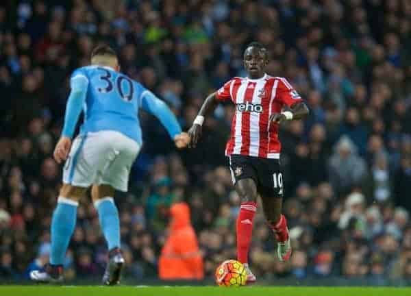 MANCHESTER, ENGLAND - Saturday, November 28, 2015: Southampton's Sadio Mane in action against Manchester City during the Premier League match at the City of Manchester Stadium. (Pic by David Rawcliffe/Propaganda)