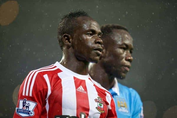 MANCHESTER, ENGLAND - Saturday, November 28, 2015: Southampton's Sadio Mane in action against Manchester City during the Premier League match at the City of Manchester Stadium. (Pic by David Rawcliffe/Propaganda)