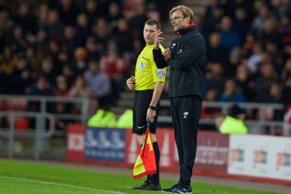 SUNDERLAND, ENGLAND - Wednesday, December 30, 2015: Liverpool's manager Jürgen Klopp argues with the assistant referee [linesman] during the Premier League match against Sunderland at the Stadium of Light. (Pic by David Rawcliffe/Propaganda)