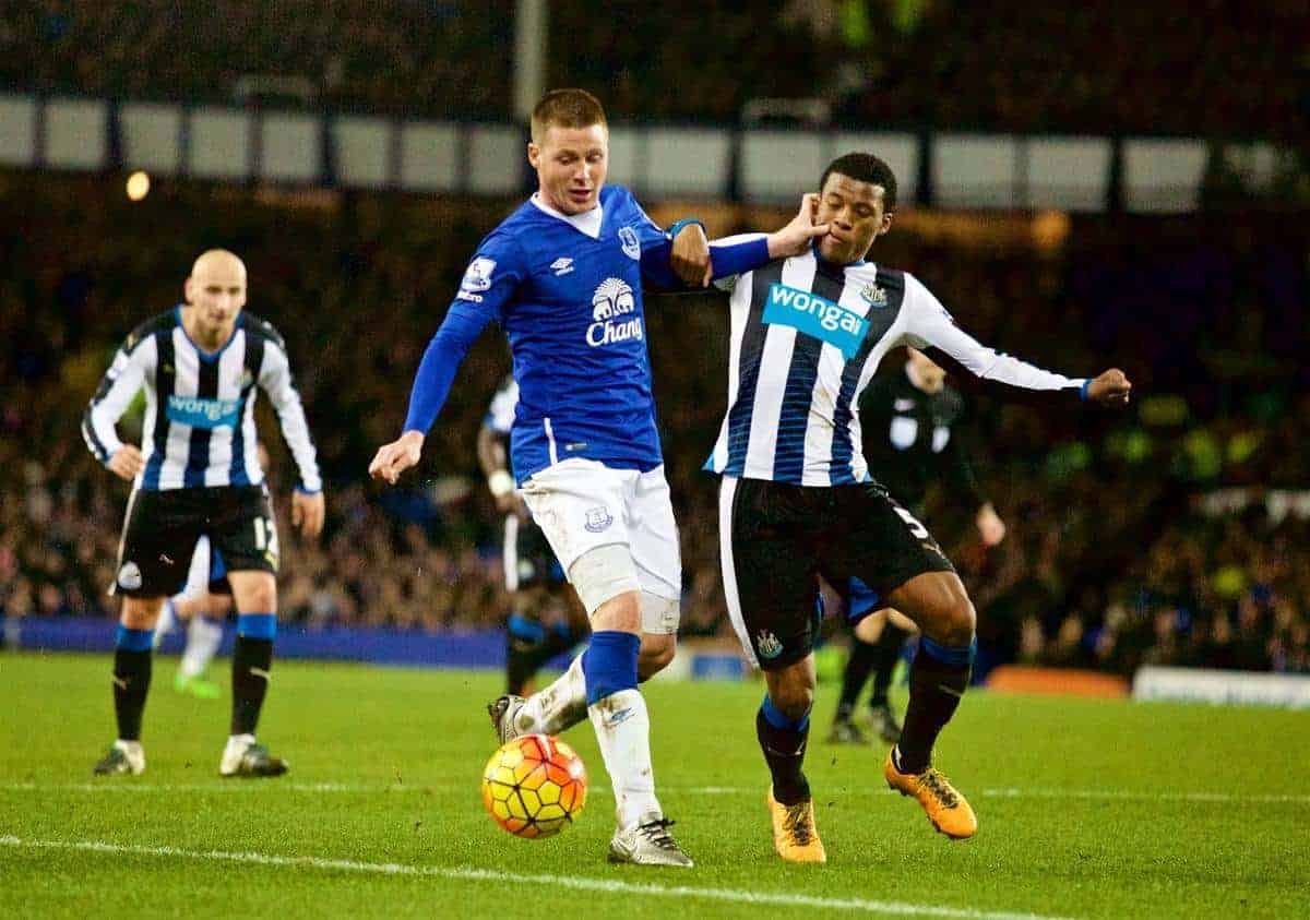 LIVERPOOL, ENGLAND - Wednesday, February 3, 2016: Everton's James McCarthy in action against Newcastle United's Georginio Wijnaldum during the Premier League match at Goodison Park. (Pic by David Rawcliffe/Propaganda)