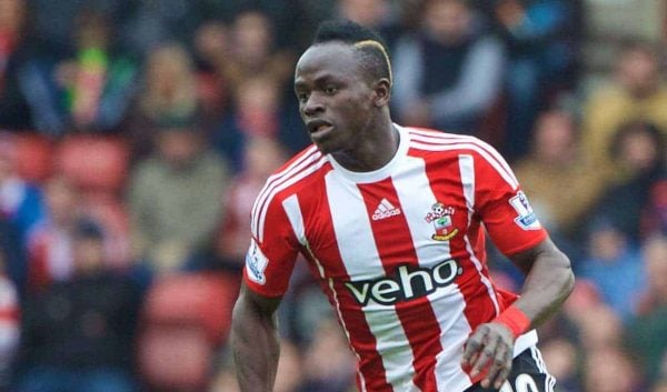 SOUTHAMPTON, ENGLAND - Sunday, March 20, 2016: Southampton's Sadio Mane in action against Liverpool during the FA Premier League match at St Mary's Stadium. (Pic by David Rawcliffe/Propaganda)