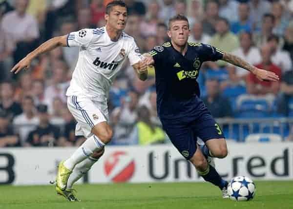 15.09.2010, estadio Santiago Bernabeu, Madrid, ESP, UEFA Champions League, Real Madrid vs Ajax Amsterdam, im Bild Cristiano Ronaldo and Toby Alderweireld. EXPA Pictures © 2010, PhotoCredit: EXPA/ Alterphotos/ Cesar Cebolla +++++ ATTENTION - OUT OF SPAIN / ESP +++++