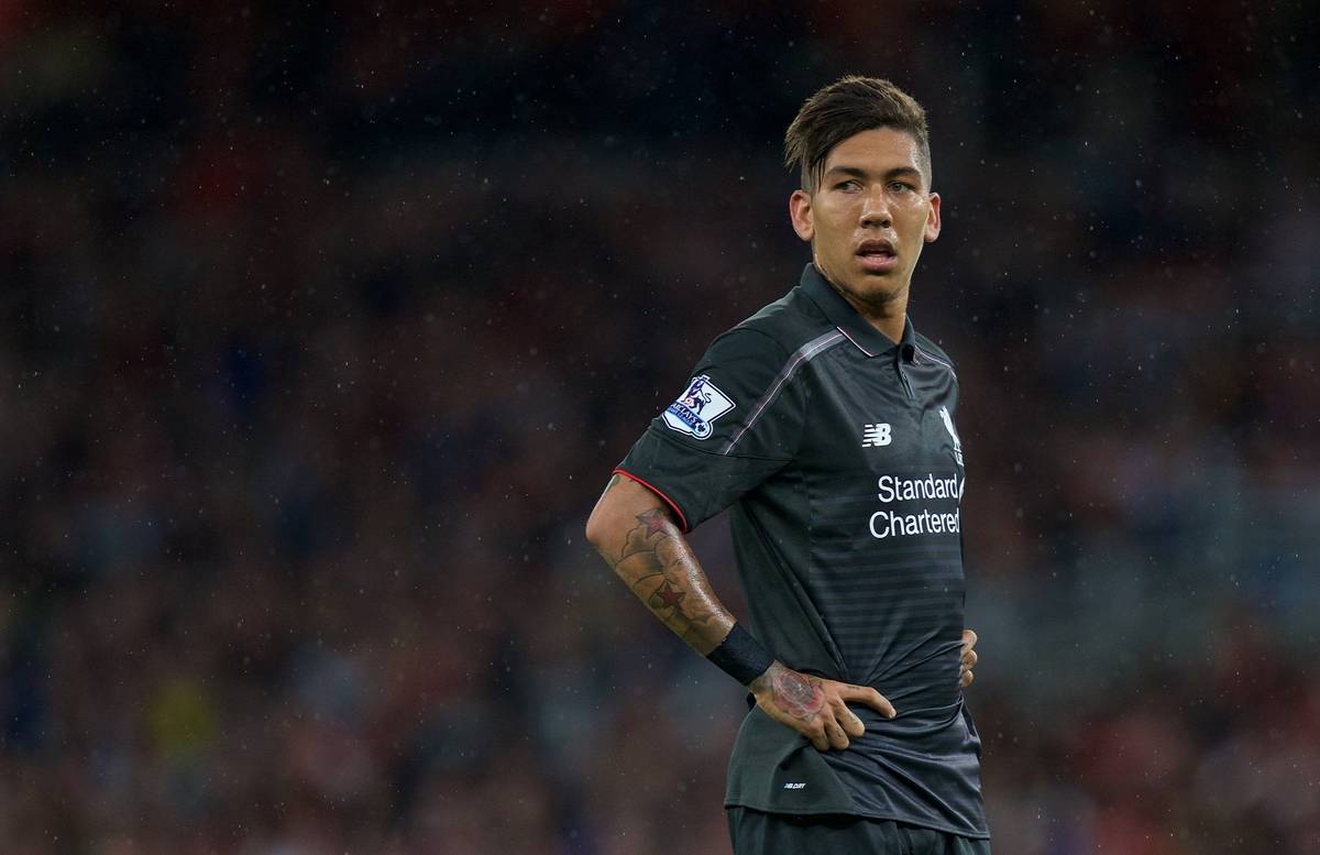 LONDON, ENGLAND - Monday, August 24, 2015: Liverpool's Roberto Firmino in action against Arsenal during the Premier League match at the Emirates Stadium. (Pic by David Rawcliffe/Propaganda)