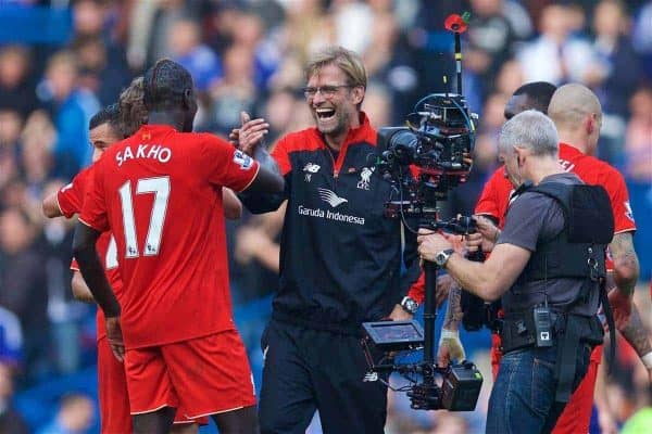 LONDON, ENGLAND - Saturday, October 31, 2015: Liverpool's manager Jürgen Klopp celebrate with Mamadou Sakho after their 3-1 victory over Chelsea during the Premier League match at Stamford Bridge. (Pic by David Rawcliffe/Propaganda)