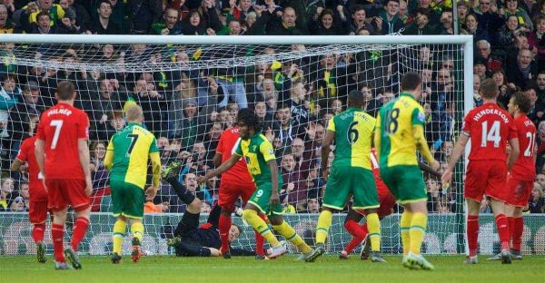 NORWICH, ENGLAND - Friday, January 22, 2016: Norwich City's Dieumercik Mbokani scores the first equalising goal against Liverpool during the Premiership match at Carrow Road. (Pic by David Rawcliffe/Propaganda)