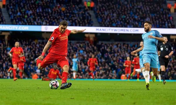 MANCHESTER, ENGLAND - Sunday, March 19, 2017: Liverpool's Roberto Firmino misses a chance against Manchester City during the FA Premier League match at the City of Manchester Stadium. (Pic by David Rawcliffe/Propaganda)