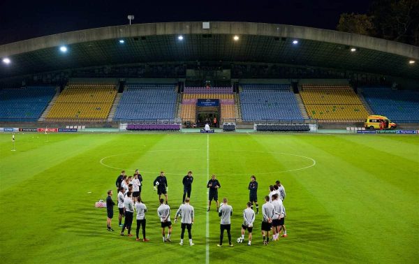 MARIBOR, SLOVENIA - Monday, October 16, 2017: Liverpool's manager Jürgen Klopp gives a team-talk during a training session ahead of the UEFA Champions League Group E match between NK Maribor and Liverpool at the Stadion Ljudski vrt. (Pic by David Rawcliffe/Propaganda)