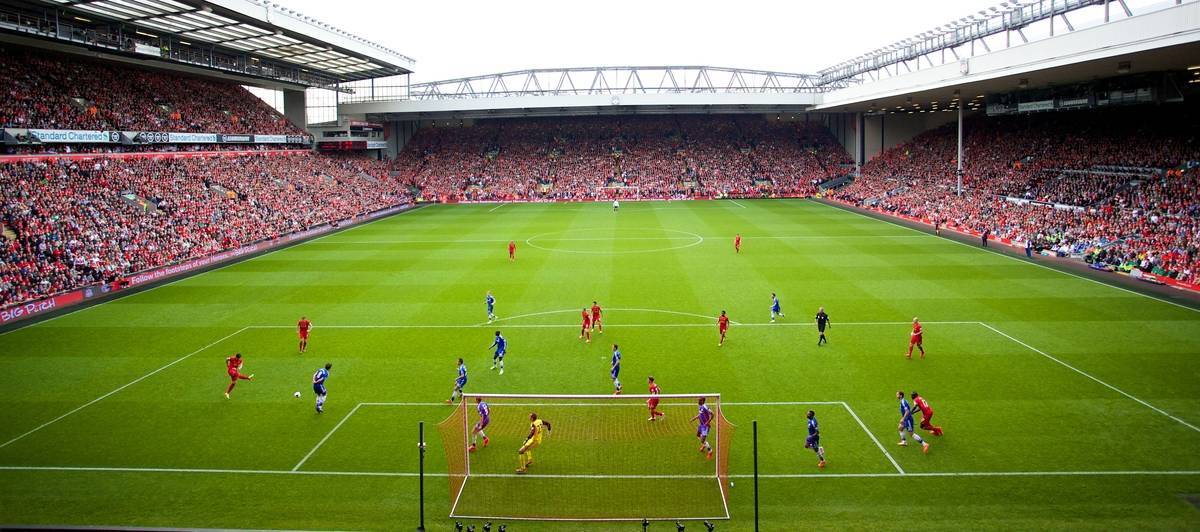 LIVERPOOL, ENGLAND - Sunday, April 27, 2014: Liverpool take on Chelsea, with all 11 players inside their own penalty area, during the Premiership match at Anfield. (Pic by David Rawcliffe/Propaganda)