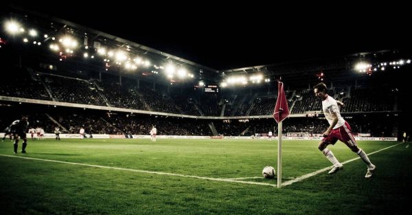 21.10.2010, Red Bull Arena, AUT, UEFA EL, FC Salzburg (AUT) vs Juventus Turin (ITA) , im Bild Feature, Eckball, Dusan Svento, (FC Red Bull Salzburg, Mittelfeld, #18), Bild bearbeitet, EXPA Pictures © 2010, PhotoCredit: EXPA/ J. Feichter