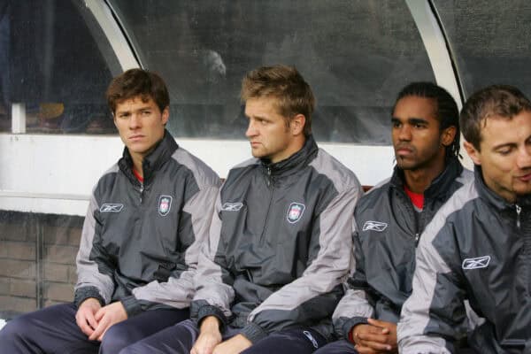 LONDRA, INGHILTERRA - SABATO 16 OTTOBRE 2004: Xabi Alonso e Igor Biscan di Liverpool si siedono in panchina ma entrambi poi arrivano a segnare durante la loro vittoria per 4-2 sul Fulham nella partita di premiership a Craven Cottage. (Foto di David Rawcliffe/Propaganda)