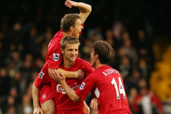 LONDRA, INGHILTERRA - SABATO 16 OTTOBRE 2004: Igor Biscan di Liverpool celebra il suo gol contro Fulham con i compagni di squadra Stephen Warnock (l) e Xabi Alonso (r) durante la partita di premiership al Craven Cottage. (Foto di David Rawcliffe/Propaganda)