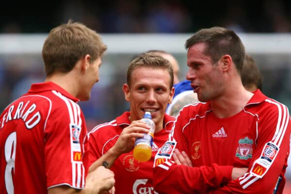 CARDIFF, GALLES - DOMENICA 13 AGOSTO 2006: Steven Gerrard, Craig Bellamy e Jamie Carragher di Liverpool celebrano la vittoria per 2-1 sul Chelsea durante la partita Community Shield al Millennium Stadium. (Foto di David Rawcliffe/Propaganda)