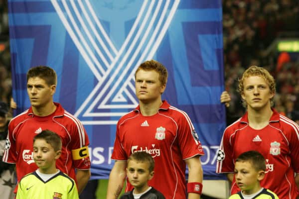 Liverpool, Inghilterra - Martedì 6 marzo 2007: il capitano del Liverpool Steven Gerrard, John Arne Riise e Dirk Kuyt si schierano per affrontare l'FC Barcelona prima della seconda tappa del primo turno a eliminazione diretta della UEFA Champions League ad Anfield. (Foto di David Rawcliffe/Propaganda)