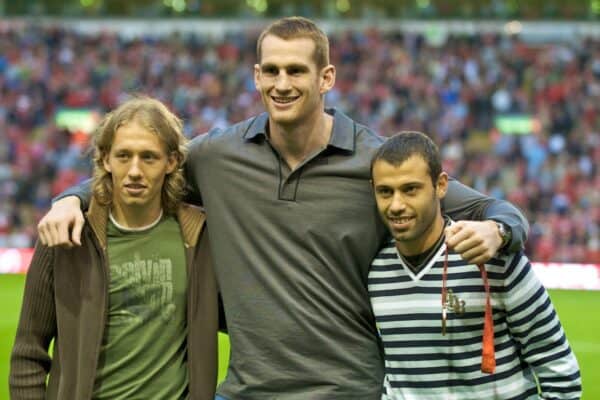 LIVERPOOL, INGHILTERRA - Mercoledì 27 agosto 2008: I due vincitori della medaglia olimpica di Pechino 2008 del Liverpool, Lucas Leiva, che ha vinto il bronzo con il Brasile, e Javier Mascherano, che ha segnato il suo secondo gol con l'Argentina, sono stati fotografati con il pugile vincitore della medaglia di bronzo Steven Price prima della partita di ritorno del terzo turno preliminare della UEFA Champions League contro il Royal Standard de Liege ad Anfield. (Foto di David Rawcliffe/Propaganda)