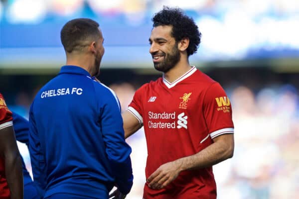 LONDRA, INGHILTERRA - Domenica 6 maggio 2018: Mohamed Salah di Liverpool abbraccia Eden Hazard dell'ex compagno di squadra del Chelsea prima della partita della FA Premier League tra Chelsea FC e Liverpool FC allo Stamford Bridge. (Foto di David Rawcliffe/Propaganda)