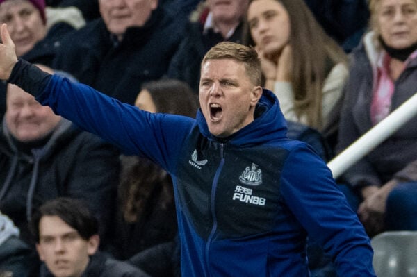 NEWCASTLE-UPON-TYNE, INGHILTERRA - martedì 8 febbraio 2022: Eddie Howe, manager del Newcastle United, durante la partita della fa Premier League tra il Newcastle United FC e l'Everton FC al St. James' Park. (Foto di David Rawcliffe/Propaganda)