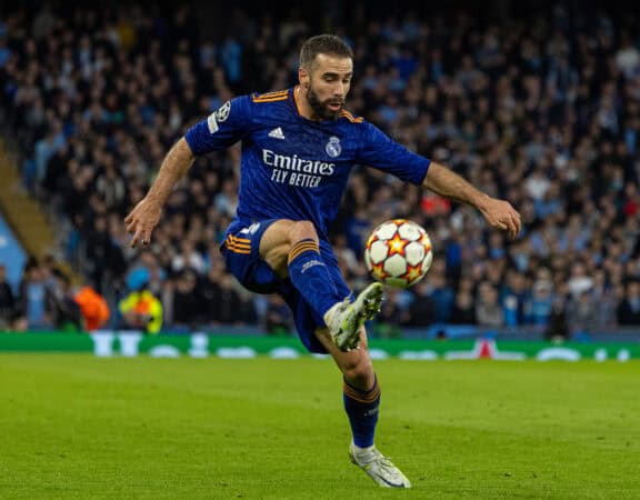 MANCHESTER, INGHILTERRA - Martedì 26 aprile 2022: Dani Carvajal del Real Madrid durante la prima tappa della semifinale della UEFA Champions League tra il Manchester City FC e il Real Madrid CF allo stadio City of Manchester. Il Manchester City ha vinto 4-3. (Foto di David Rawcliffe/Propaganda)