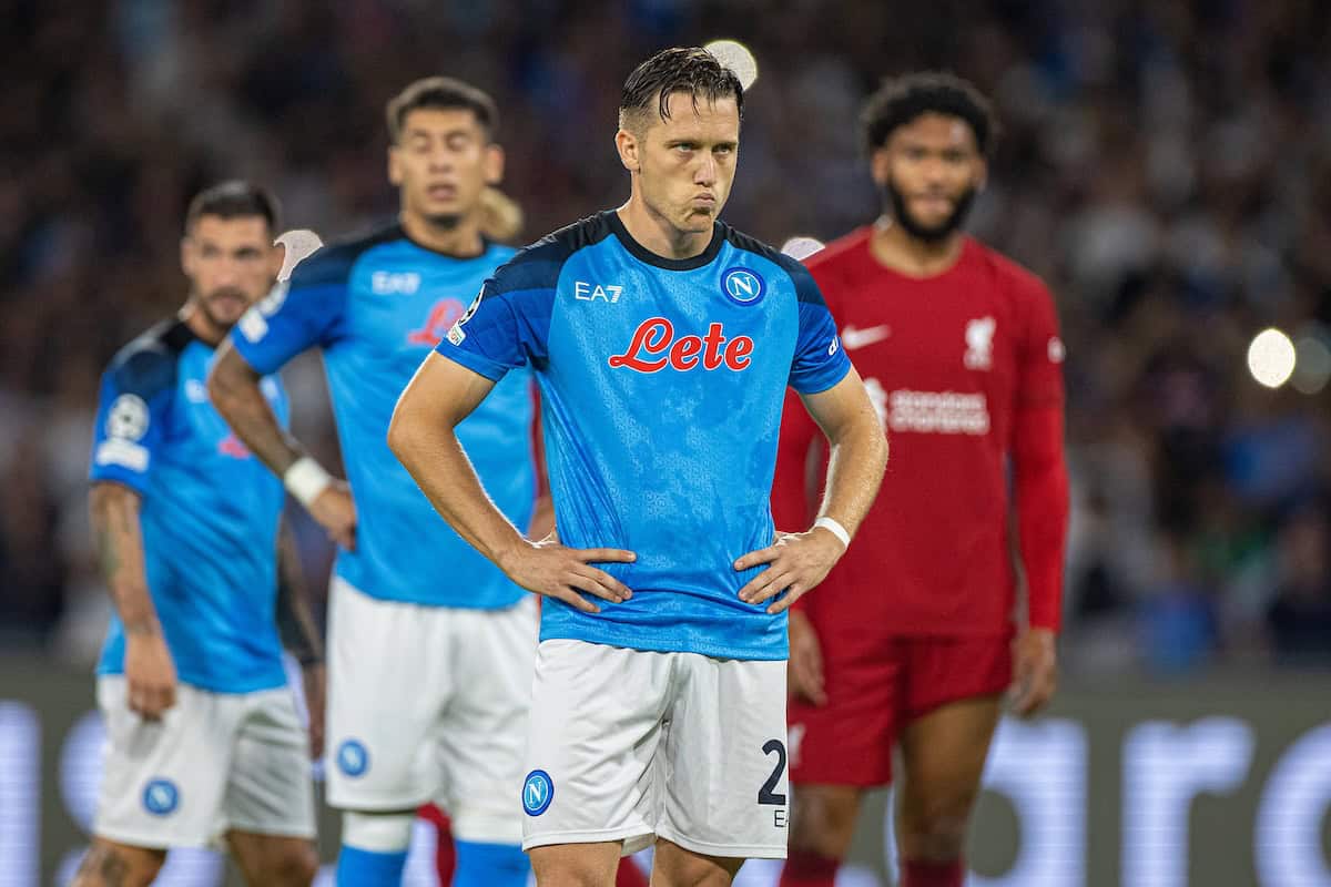 NAPOLI, ITALIA - mercoledì 7 settembre 2022: Piotr Zieli?ski dell'SSC Napoli si prepara a tirare un calcio di rigore durante la partita della prima giornata del gruppo A della UEFA Champions League tra l'SSC Napoli e il Liverpool FC allo Stadio Diego Armando Maradona. Il Napoli ha vinto 4-1. (Foto di David Rawcliffe/Propaganda)