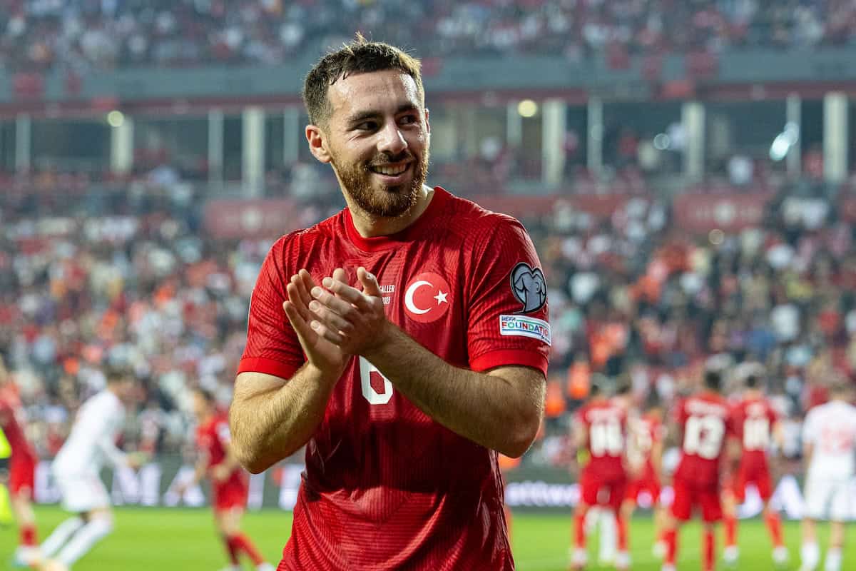 SAMSUN, TURKI - Senin, 19 Juni 2023: Orkun Kökçü dari Turki memberikan tepuk tangan kepada para penggemar saat ia digantikan pada pertandingan Grup D Kualifikasi Euro 2024 UEFA antara Turki dan Wales di Stadion Samsun 19 Mei. Turki menang 2-0. (Foto oleh David Rawcliffe/Propaganda)