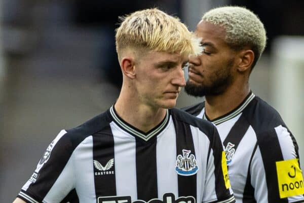 NEWCASTLE-UPON-TYNE, INGHILTERRA - Domenica 27 agosto 2023: Anthony Gordon del Newcastle United sembra abbattuto durante la partita della FA Premier League tra Newcastle United FC e Liverpool FC a St James' Park. Il Liverpool ha vinto 2-1. (Foto di David Rawcliffe/Propaganda)