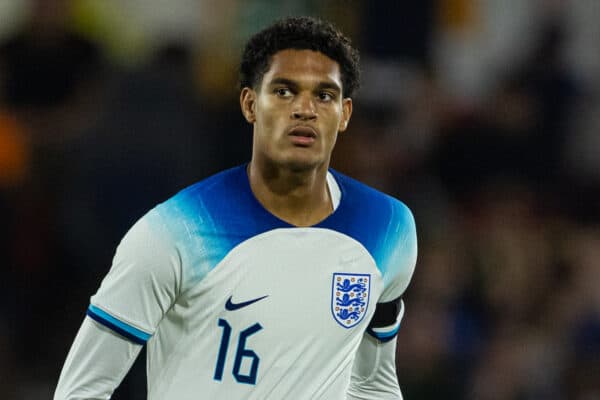 NOTTINGHAM, INGGRIS - Kamis, 12 Oktober 2023: Jarell Quansah dari Inggris pada pertandingan Kualifikasi Grup F Kejuaraan U-21 Eropa UEFA 2025 2025 antara Inggris dan Serbia di City Ground. Inggris menang 9-1. (Foto oleh David Rawcliffe/Propaganda)