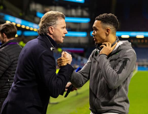 BURNLEY, ENGLAND – Dienstag, 26. Dezember 2023: Liverpools Trent Alexander-Arnold (R) begrüßt den ehemaligen Liverpool-Spieler Steve McManaman vor dem FA Premier League-Spiel zwischen Burnley FC und Liverpool FC im Turf Moor. Liverpool gewann 2:0. (Foto von David Rawcliffe/Propaganda)