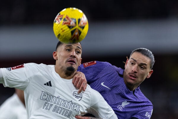 LONDON, ENGLAND - Sunday, January 7, 2024: Liverpool's Darwin Núñez (R) is challenged by Arsenal's William Saliba during the FA Cup 3rd Round match between Arsenal FC and Liverpool FC at the Emirates Stadium. Liverpool won 2-0. (Photo by David Rawcliffe/Propaganda)