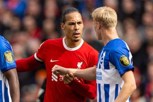 LIVERPOOL, INGGRIS - Minggu, 31 Maret 2024: Kapten Liverpool Virgil van Dijk (kiri) bentrok dengan pemain Brighton & Hove Albion Jan Paul van Hecke saat pertandingan FA Premier League antara Liverpool FC dan Brighton & Hove Albion FC di Anfield. Liverpool menang 2-1. (Foto oleh David Rawcliffe/Propaganda)