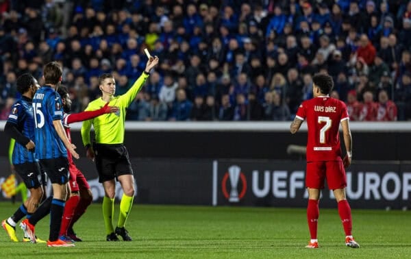 BERGAMO, ITALY - Thursday, April 18, 2024: Liverpool's Luis Díaz is shown a yellow card by referee François Letexier during the UEFA Europa League Quarter-Final 2nd Leg match between BC Atalanta and Liverpool FC at the Stadio Atleti Azzurri d'Italia. Liverpool won 1-0 but Atalanta progress 3-1 on aggregate.  (Photo by David Rawcliffe/Propaganda)