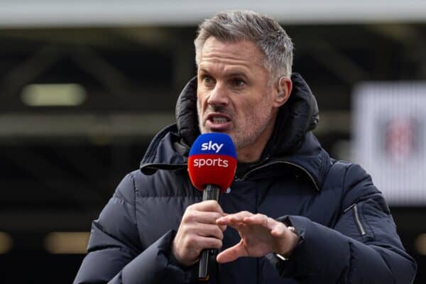 LONDRA, INGHILTERRA - Domenica 21 aprile 2024: l'ex giocatore del Liverpool Jamie Carragher, che lavora per Sky Sports, durante la partita della FA Premier League tra Fulham FC e Liverpool FC a Craven Cottage. Il Liverpool ha vinto 3-1. (Foto di David Rawcliffe/Propaganda)