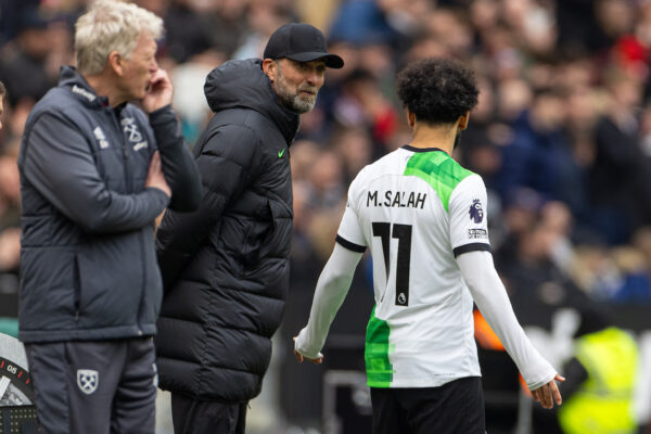 LONDON, ENGLAND - Saturday, April 27, 2024: Liverpool's manager Jürgen Klopp and substitute Mohamed Salah exchange words during the FA Premier League match between West Ham United FC and Liverpool FC at the London Stadium. The game ended in a 2-2 draw. (Photo by David Rawcliffe/Propaganda)