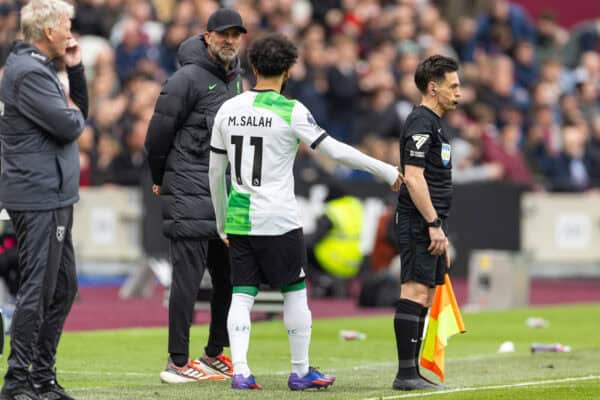 LONDON, ENGLAND - Saturday, April 27, 2024: Liverpool's manager Jürgen Klopp and substitute Mohamed Salah exchange words during the FA Premier League match between West Ham United FC and Liverpool FC at the London Stadium. The game ended in a 2-2 draw. (Photo by David Rawcliffe/Propaganda)