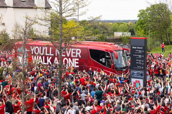 LIVERPOOL, INGHILTERRA - domenica 5 maggio 2024: i tifosi del Liverpool salutano l'autobus della squadra quando arriva prima della partita della fa Premier League tra il Liverpool FC e il Tottenham Hotspur FC ad Anfield. Il Liverpool ha vinto 4-2. (Foto di Ryan Brown/Propaganda)