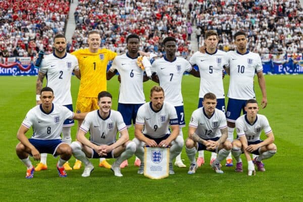 FRANCOFORTE, GERMANIA - giovedì 20 giugno 2024: i giocatori inglesi si schierano per una foto di gruppo prima della partita del Gruppo C UEFA Euro 2024 tra Danimarca e Inghilterra al Waldstadion. Fila posteriore a sinistra: Kyle Walker, portiere Jordan Pickford, Marc Guéhi, Bukayo Saka, John Stones, Jude Bellingham. Prima fila da sinistra: Trent Alexander-Arnold, Declan Rice, il capitano Harry Kane, Kieran Trippier, Phil Foden. (Foto di David Rawcliffe/Propaganda)