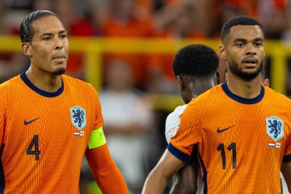 DORTMUND, GERMANIA - mercoledì 10 luglio 2024: Il capitano olandese Virgil van Dijk, (L) e Cody Gakpo durante la partita semifinale UEFA Euro 2024 tra Paesi Bassi e Inghilterra al Westfalenstadion. L'Inghilterra ha vinto 2-1. (Foto di David Rawcliffe/Propaganda)