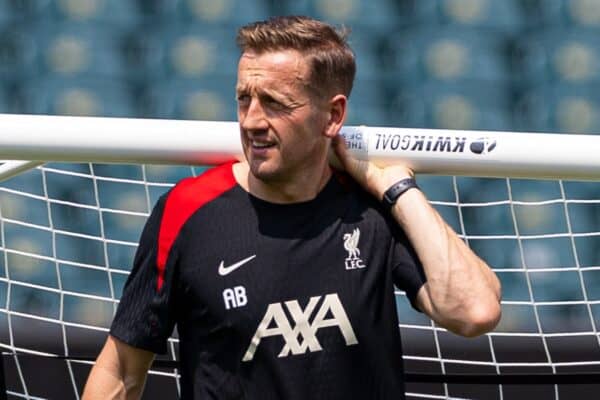 PHILADELPHIA - Minggu, 28 Juli 2024: Pelatih pengembangan individu tim utama Liverpool Aaron Briggs selama sesi latihan terbuka di Lincoln Financial Field pada hari kelima tur pramusim klub di Amerika Serikat. (Foto oleh David Rawcliffe/Propaganda)