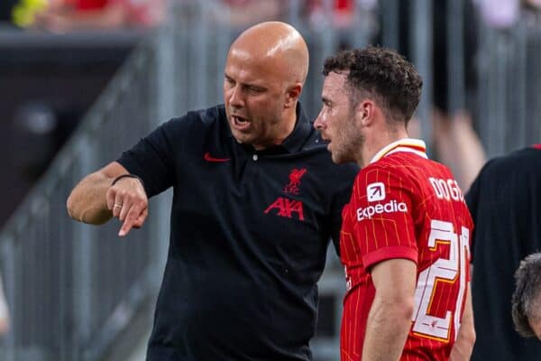 PHILADELPHIA - Mercoledì 31 luglio 2024: l'allenatore del Liverpool Arne Slot (sinistra) dà istruzioni a Diogo Jota durante un'amichevole pre-campionato tra Liverpool FC e Arsenal FC al Lincoln Financial Field, nell'ottavo giorno del tour pre-campionato del club negli USA. Il Liverpool ha vinto 2-1. (Foto di David Rawcliffe/Propaganda)