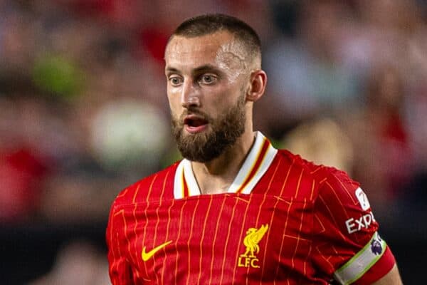 PHILADELPHIA - Mercoledì 31 luglio 2024: Nathaniel Phillips del Liverpool durante un'amichevole pre-campionato tra Liverpool FC e Arsenal FC al Lincoln Financial Field, nell'ottavo giorno del tour pre-campionato del club negli USA. Il Liverpool ha vinto 2-1. (Foto di David Rawcliffe/Propaganda)