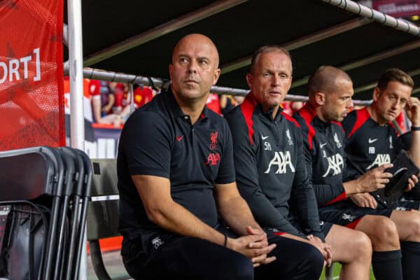 COLUMBIA - sabato 3 agosto 2024: L'allenatore del Liverpool Arne Slot (L) e il primo assistente allenatore Sipke Hulshoff in panchina prima di una partita amichevole pre-campionato tra il Liverpool FC e il Manchester United FC allo stadio Williams-Brice l'undicesimo giorno di il tour pre-campionato del club negli Stati Uniti. Il Liverpool ha vinto 3-0. (Foto di David Rawcliffe/Propaganda)