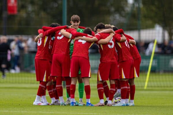 KIRKBY, INGHILTERRA - sabato 24 agosto 2024: i giocatori del Liverpool formano un incontro pre-partita prima della partita della Premier League Nord Under 18 tra gli Under 18 del Liverpool FC e gli Under 18 del Middlesbrough FC alla Liverpool Academy. Il Middlesbrough ha vinto 3-2. (Foto di David Rawcliffe/Propaganda)