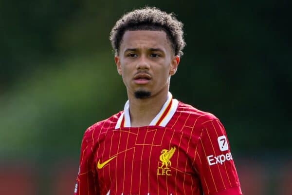 KIRKBY, INGHILTERRA - sabato 24 agosto 2024: Ranel Young di Liverpool durante la partita della Premier League 2 Division 1 tra gli Under 21 del Liverpool FC e gli Under 21 del Leicester City FC alla Liverpool Academy. Il Leicester ha vinto 2-1. (Foto di David Rawcliffe/Propaganda)