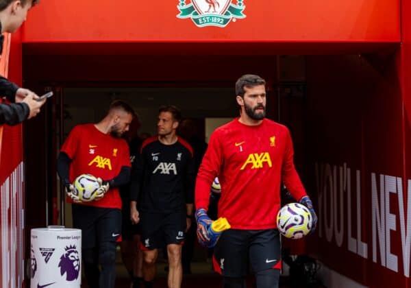 LIVERPOOL, INGHILTERRA - Domenica 25 agosto 2024: il portiere del Liverpool Alisson Becker esce prima del riscaldamento durante la partita della FA Premier League tra Liverpool FC e Brentford FC ad Anfield. Il Liverpool ha vinto 2-0. (Foto di David Rawcliffe/Propaganda)