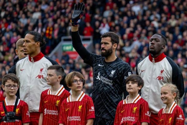 Giorno della partita LIVERPOOL, INGHILTERRA - Domenica 25 agosto 2024: il capitano del Liverpool Virgil van Dijk, il portiere Alisson Becker, Ibrahima Konaté, Andy Robertson e Alexis Mac Allister in formazione prima della partita della FA Premier League tra Liverpool FC e Brentford FC ad Anfield. Il Liverpool ha vinto 2-0. (Foto di David Rawcliffe/Propaganda)