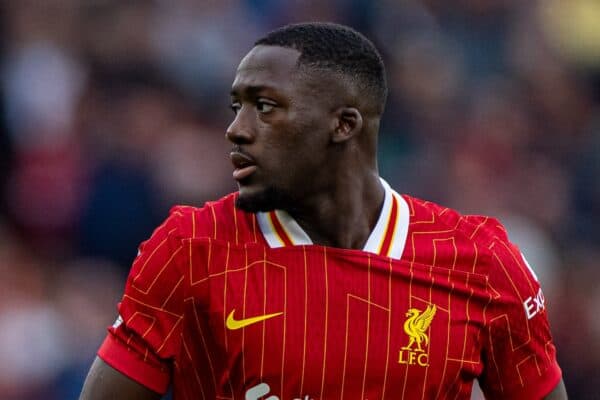 LIVERPOOL, INGHILTERRA - domenica 25 agosto 2024: Ibrahima Konaté di Liverpool durante la partita della fa Premier League tra il Liverpool FC e il Brentford FC ad Anfield. Il Liverpool ha vinto 2-0. (Foto di David Rawcliffe/Propaganda)